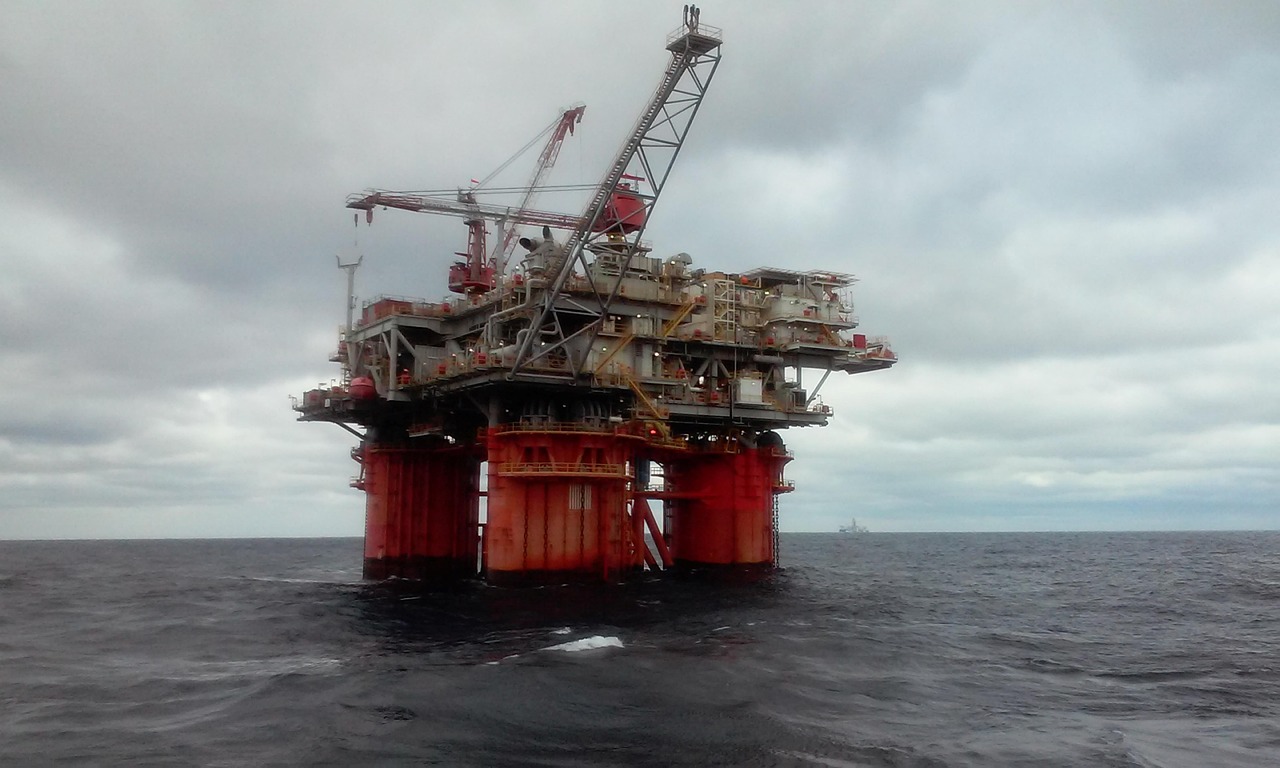 Offshore oil and gas platform covered by private 5G
