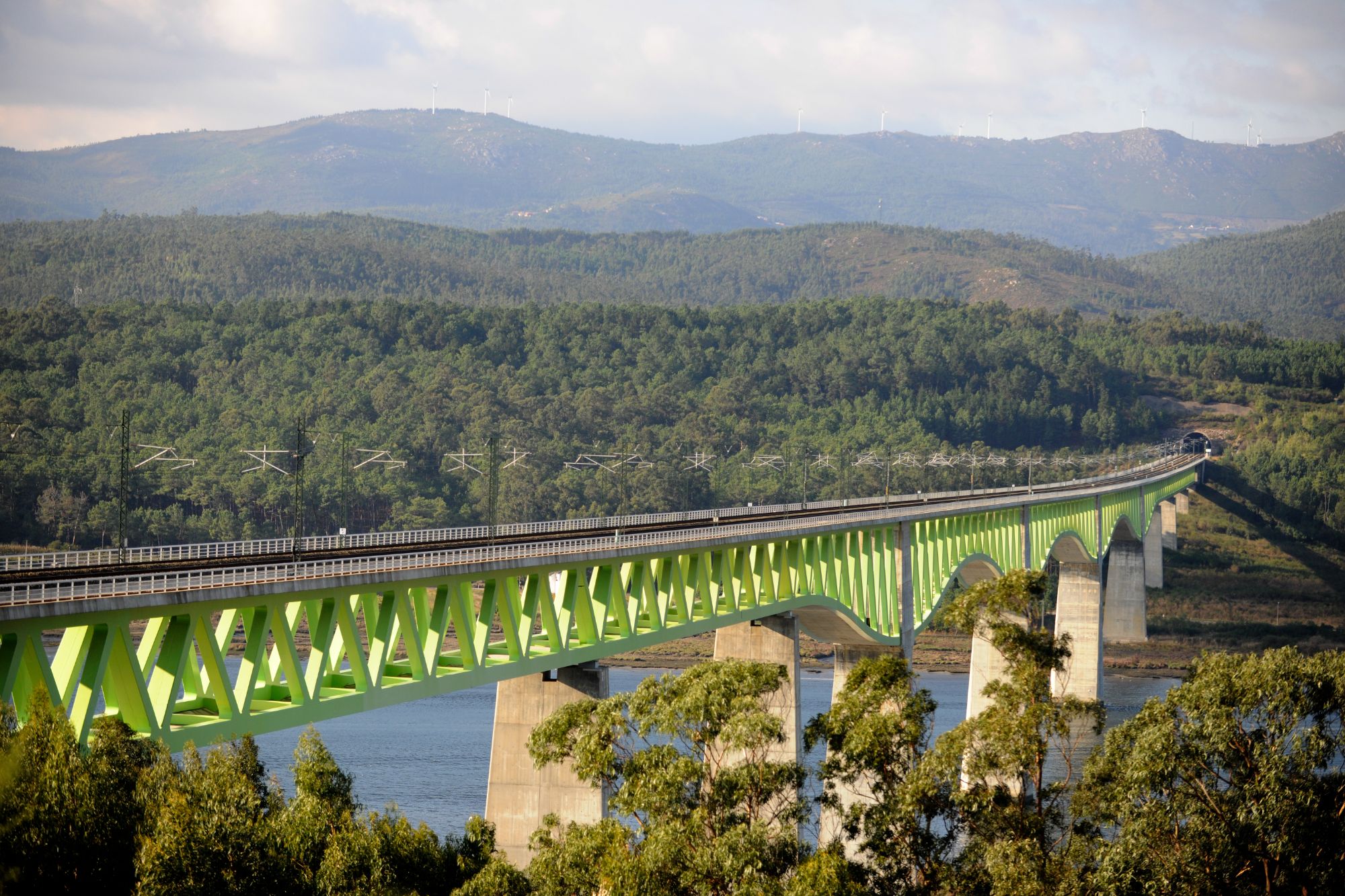 Rail bridge structure for structural health monitoring
